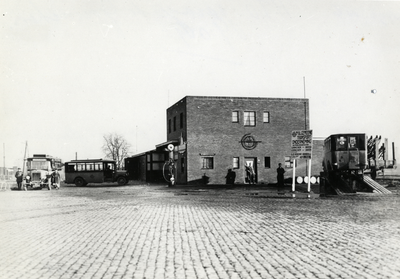 168324 Gezicht op de garage van de A.T.O. (Algemene Transport Onderneming) bij het N.S.-station Gorinchem te Gorinchem.